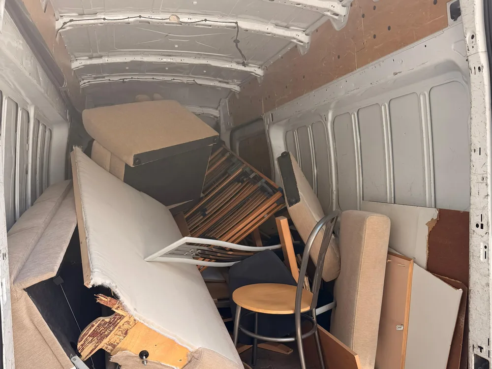 Mit Möbeln und Sperrgut voll beladener Transporter nach einer Haushaltsauflösung